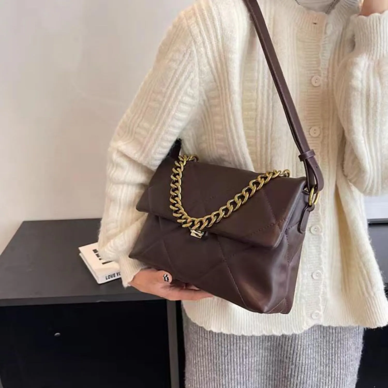 Large Capacity Quilted Bag Flap Bags for Women Trendy Tote Shoulder Crossbody Bags Travel Handbags with a Golden Chain